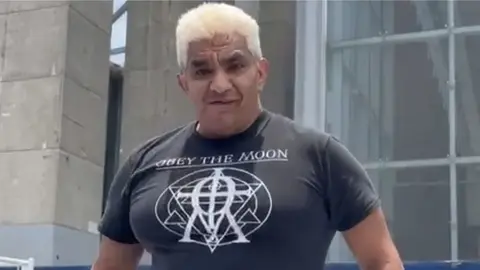 Shocker causó polémica tras agredir a aficionado que quería una foto