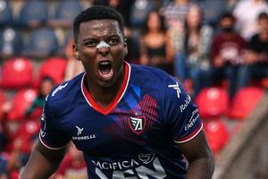 Comentarista se vuelve viral tras comentario polémico a Joao Maleck: 'Se queda sin frenos'