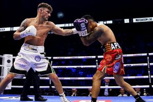 Mauricio Lara cayó ante Leigh Wood y pierde el título Mundial Pluma de la AMB