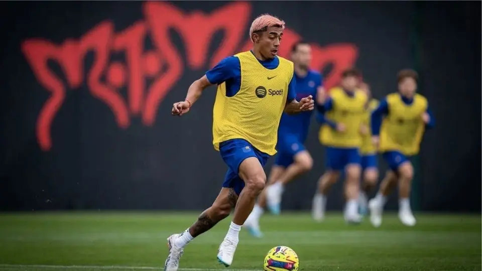 Xavi Hernández sobre el rendimiento de Julián Araujo: "Se está adaptando muy bien"