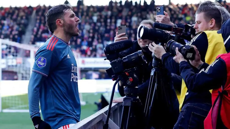 ¡Se pelean por Santi Giménez! Visores del Man United y otros 5 equipos fueron a ver al Feyenoord