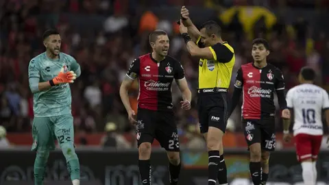 Atlas vs Chivas: Marco Ortiz generó polémica en marcación de penales en el Clásico Tapatío