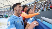 Jugadores de Uruguay arrollaron a fotógrafo en festejo de gol, pero 'valió la pena'