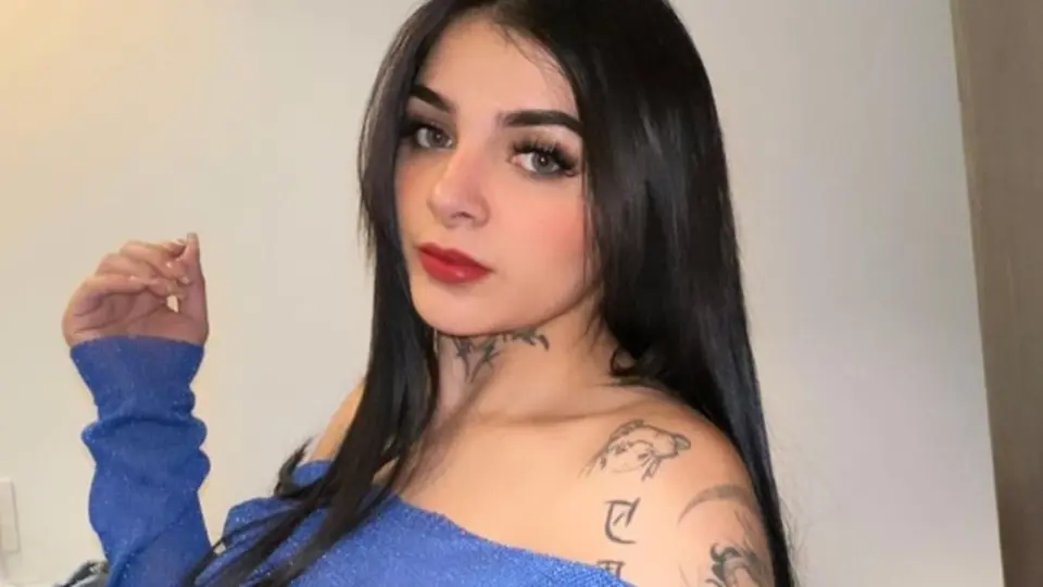 Karely Ruiz pide normalizar no usar brasier; sube foto con blusa en transparencias