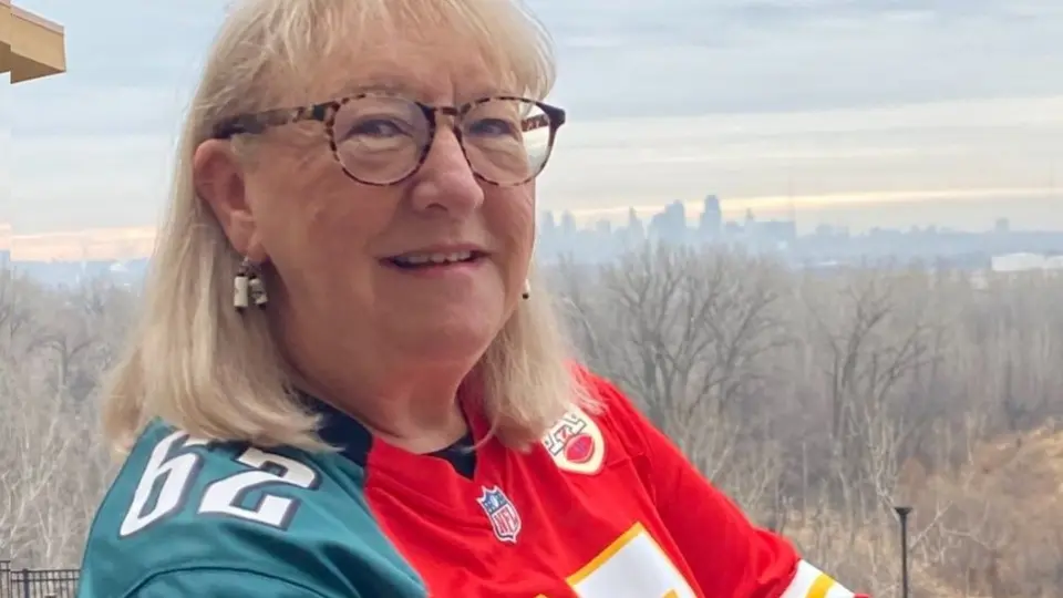 NFL: Aficionados piden que mamá de los hermanos Kelce lance el volado