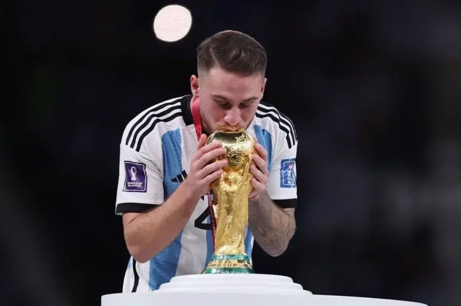 Mac Allister con la Copa del Mundo