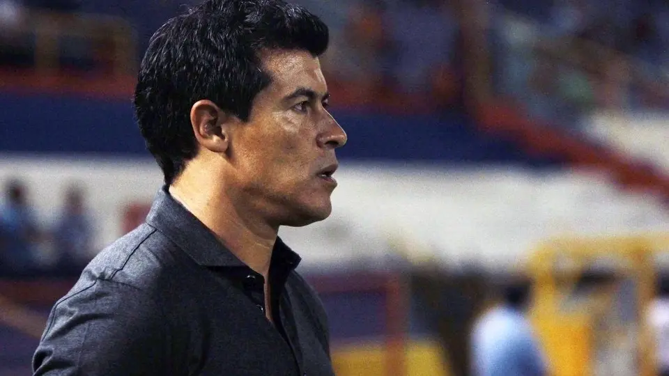 Jorge Almirón presente en el Estadio Jalisco; apunta a remplazar a Benjamín Mora