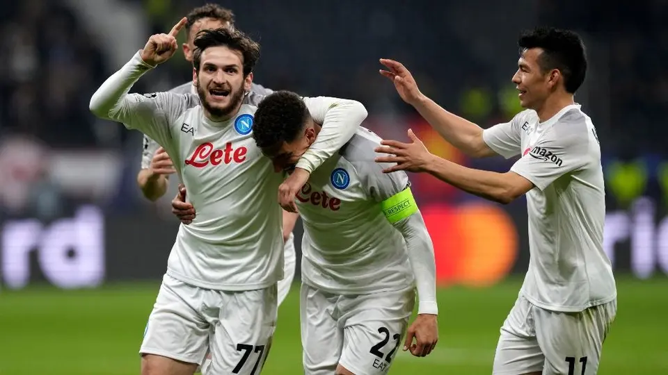 Champions League: Chucky Lozano asiste y Napoli logra ventaja en Frankfurt