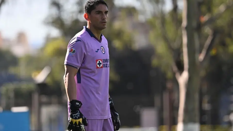 Cruz Azul festeja a Chuy Corona y entrena para amistoso contra Atlante