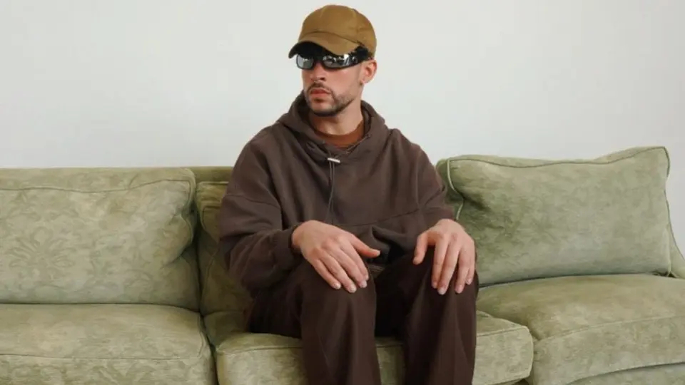 Bad Bunny arrojó teléfono celular de fanática hacia el mar tras pedirle una ‘selfie’
