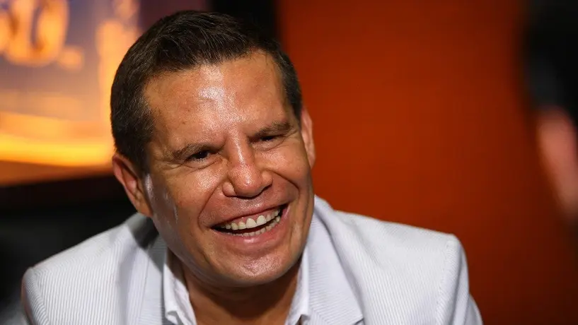 Adela Micha le ofrece 'coca' a Julio César Chávez y la leyenda bromea sobre el tema