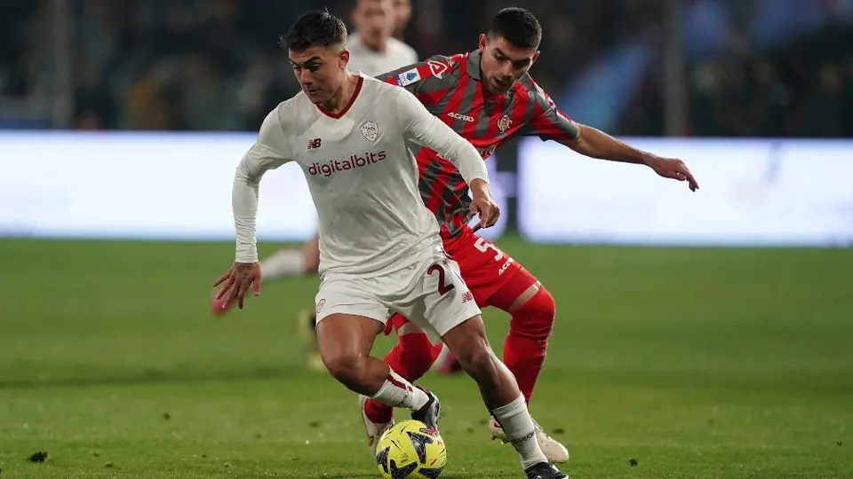 Johan Vásquez, titular con Cremonese en primera victoria en Serie A desde 1996