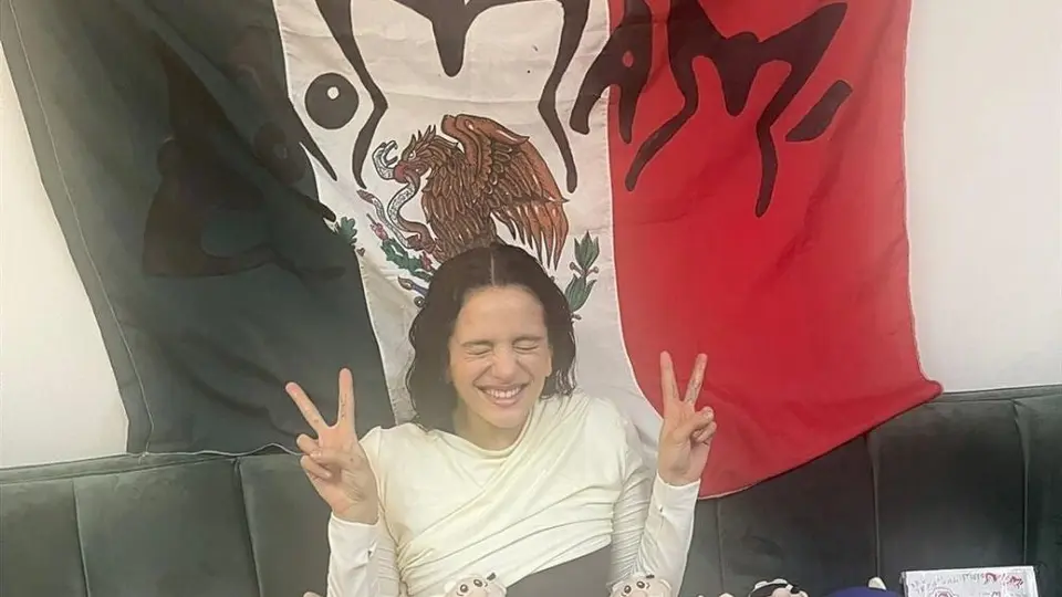 Rosalía es criticada por aparecer con bandera mexicana modificada