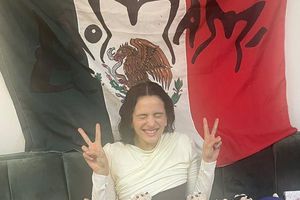 Rosalía es criticada por aparecer con bandera mexicana modificada