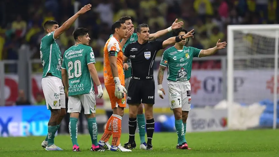 Comisión de Árbitros abrirá investigación a Hernández por golpear a jugador de León