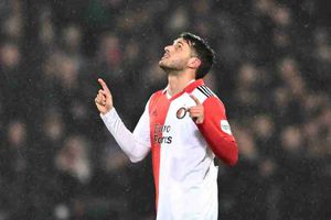 Santiago Giménez: Aficionado de Feyenoord le compuso canción al jugador