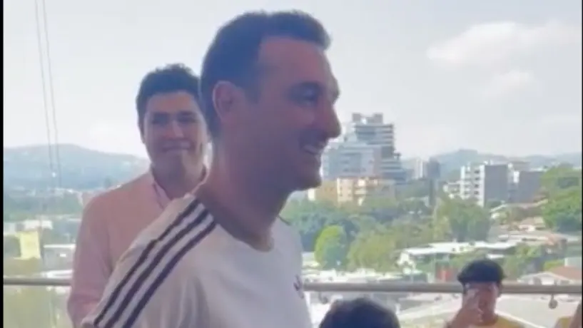 Argentina: Un grupo de niños hizo llorar a Scaloni tras cantarle "Muchachos"