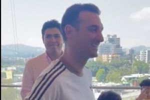 Argentina: Un grupo de niños hizo llorar a Scaloni tras cantarle "Muchachos"