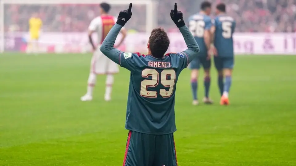 Santiago Giménez y Edson Álvarez anotan en el Clásico de Países Bajos
