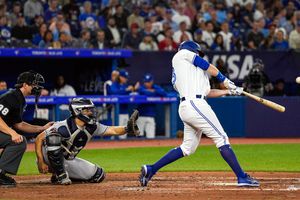 Alejandro Kirk anota la del desempate en la séptima y Toronto vence a Houston