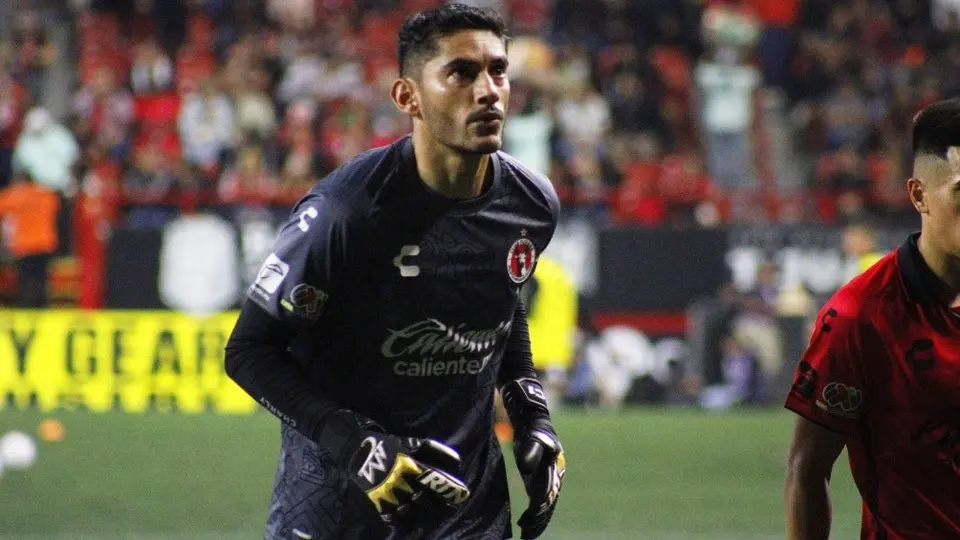 ¡Hace el oso! Jesús Corona regala gol a Pumas en su debut con Xolos
