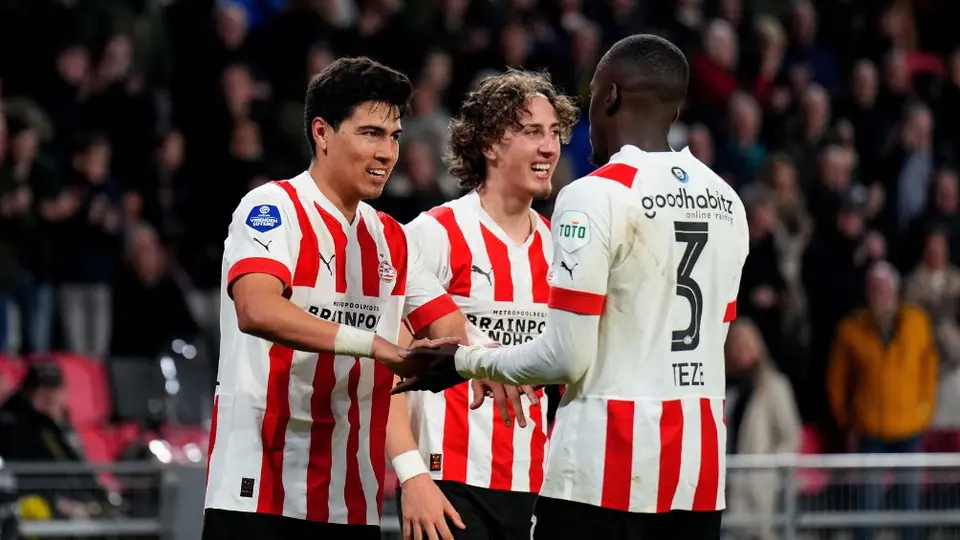 ¡Alza la mano! Erick Gutiérrez anotó en la goleada del PSV ante el Excelsior