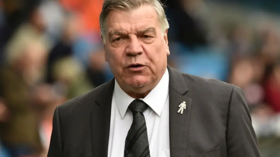 Sam Allardyce protagonizó momento gracioso al 'intentar sobornar' al cuarto árbitro con 5 libras