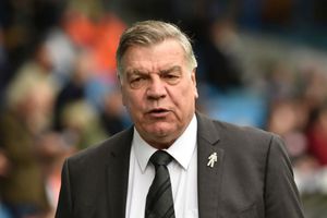 Sam Allardyce protagonizó momento gracioso al 'intentar sobornar' al cuarto árbitro con 5 libras