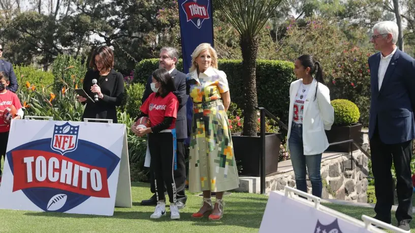 NFL: Jill Biden aprovechó su visita para convivir con los niños del programa Tochito