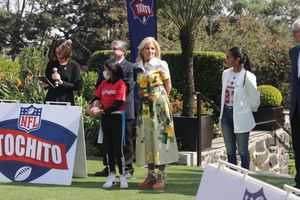 NFL: Jill Biden aprovechó su visita para convivir con los niños del programa Tochito