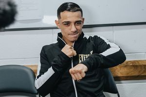 Venado López retuvo su título peso pluma de la FIB al noquear a Michael Conlan