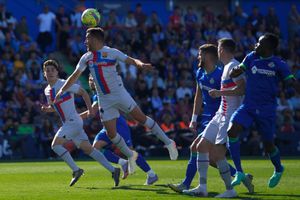 Barcelona: Aficionados del Getafe recibieron a los culés con pancartas de "corruptos bastardos"