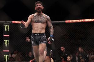 UFC: Aficionado recibió brutal golpe de 'regalo' de Ilia Topuria; el fan le pidió un 'gancho al hígado'