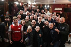 Nick Anderton: DT y jugadores del Bristol Rovers se raparon en apoyo a compañero con cáncer