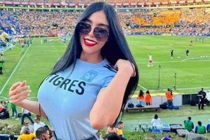 Aficionada de Tigres que hizo topless en el Volcán regresó y de nuevo mostró sus encantos