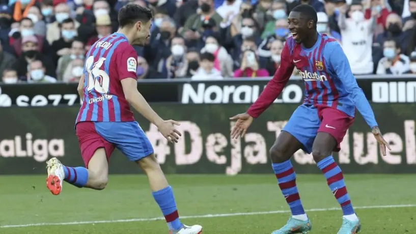 ¡Casi lo pierde! Dembelé voló su celular en el festejo de Kessie con Barcelona