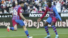 ¡Casi lo pierde! Dembelé voló su celular en el festejo de Kessie con Barcelona