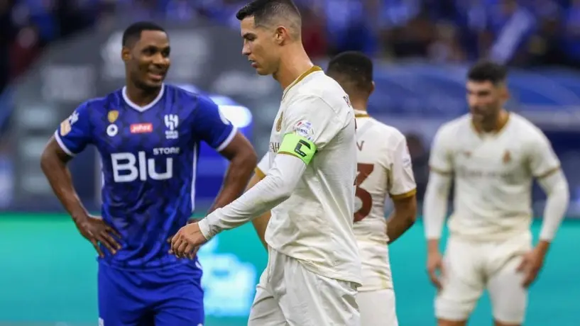 Cristiano Ronaldo hace gesto vulgar a los aficionados del Al Hilal tras gritos de ¡Messi, Messi!
