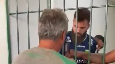 Jugadores de equipo brasileño quedan 'encarcelados' en vestidor durante partido de futbol