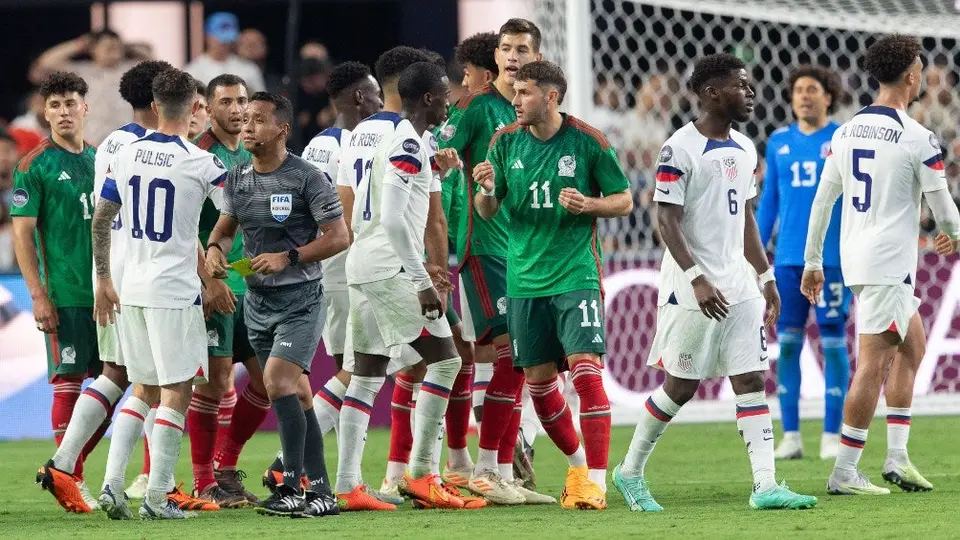 Conato de bronca entre jugadores tras 'patadón' de Montes a Balogun en el EU vs México