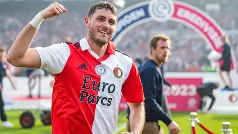 Santi Giménez tuvo noble gesto con una aficionada durante la celebración del Feyenoord