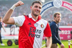 Santi Giménez tuvo noble gesto con una aficionada durante la celebración del Feyenoord