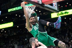 NBA: Celtics vencen al Heat y se aferran a la vida al poner la serie 3-2