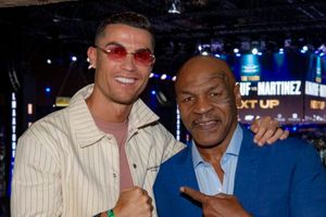 Cristiano Ronaldo y Mike Tyson juntos en la pelea entre Jake Paul y Tommy Fury