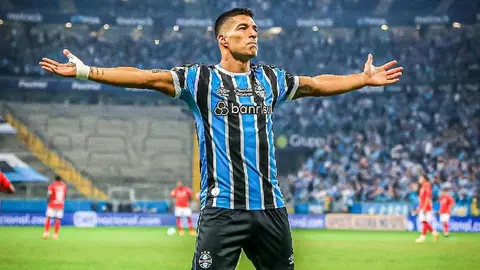 Luis Suárez puede evitar su retiro al usar una prótesis en su rodilla