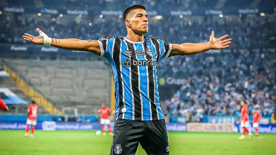 Luis Suárez puede evitar su retiro al usar una prótesis en su rodilla