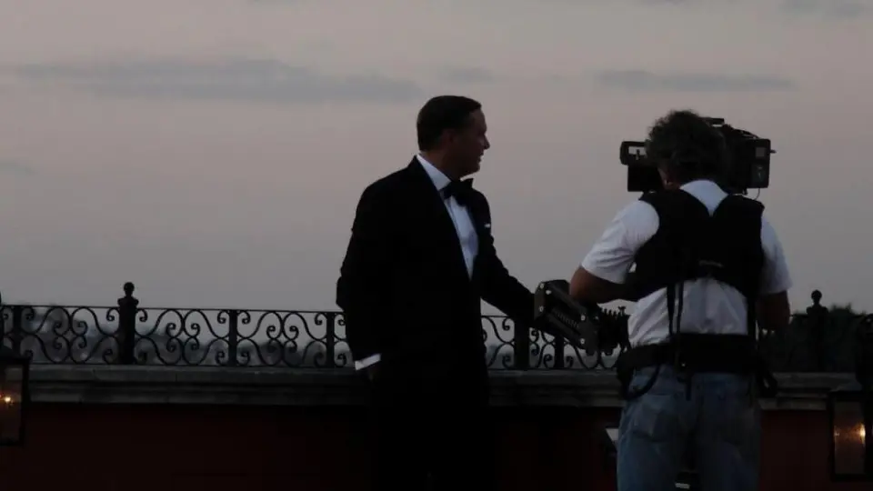 Luis Miguel, la alegría del sol contagia y dio autógrafos en el aeropuerto