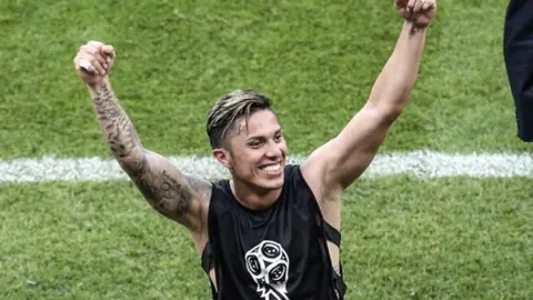 Carlos Salcedo estrenó canción: "Mis goles los grita tu hermana"