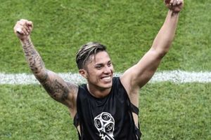 Carlos Salcedo estrenó canción: "Mis goles los grita tu hermana"