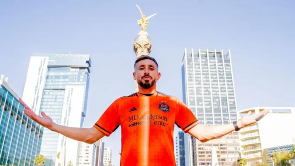 Héctor Herrera presentó la nueva playera del Dynamo en la CDMX
